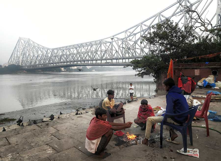 The minimum temperature in Kolkata has risen since last week by 2 to 3° Celsius. Kolkata’s air quality index showed poor between November 21 and 27. It even crossed Delhi's AQI for a few days. This led the West Bengal environment department to announce a ‘Graded Response Action Plan’ (GRAP) to fight the rising pollution scenario in Kolkata and its neighbouring towns like Howrah, Barrackpore, Durgapur, Haldia and Asansol. (In picture, people sit around a fire with the Howrah bridge as the backdrop)