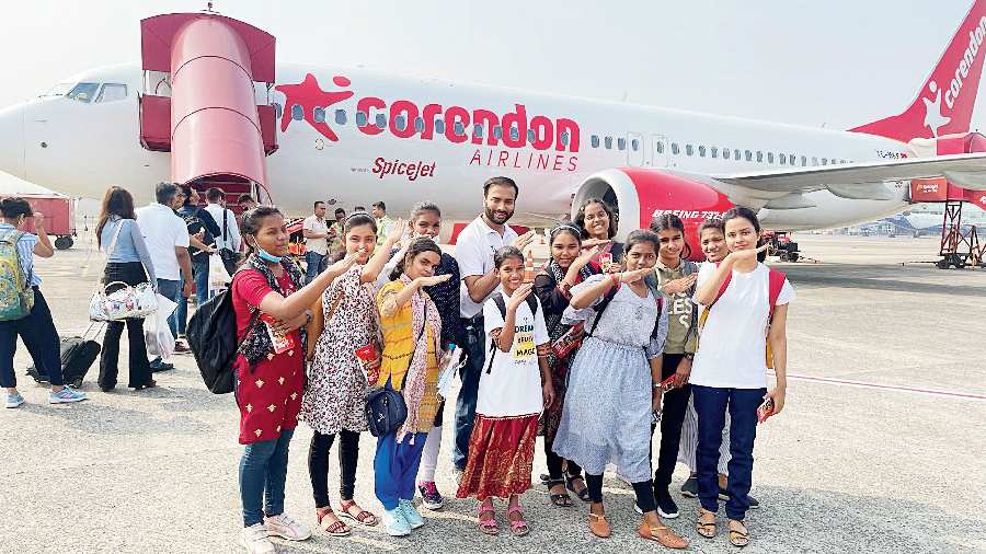 Young Indian’s chairperson Vaibhav Soni with the kids before take-off