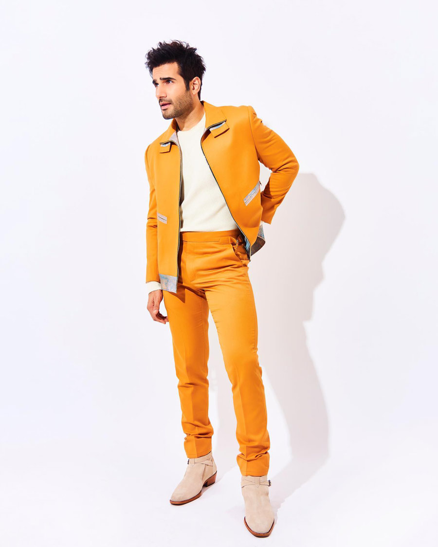 Karan loves to sport vibrant outfits. The TV heartthrob looks dapper in this yellow suit and pants with a white T-shirt to contrast the bright outfit. 