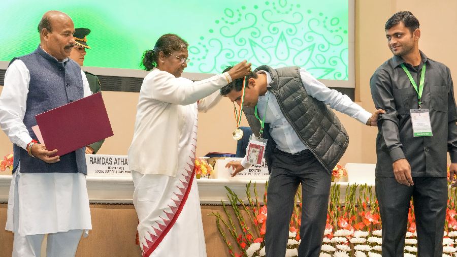 Droupadi Murmu confers the National Awards for Empowerment of Persons with Disabilities. 