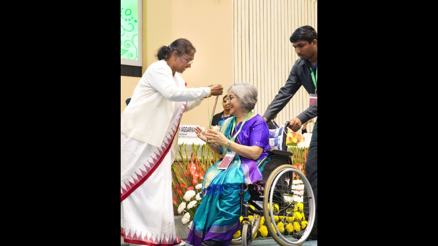 President Murmu confers the National Award for Individual Excellence 2021 - 'Sarvshrestha Divyangjan' to Mridu Ram Goel.