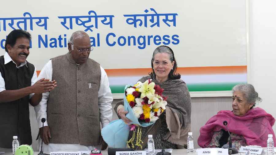 Congress President Mallikarjun Kharge with senior party leaders Sonia Gandhi, KC Venugopal and Ambika Soni during the party's Steering Committee meeting, at AICC HQ in New Delhi