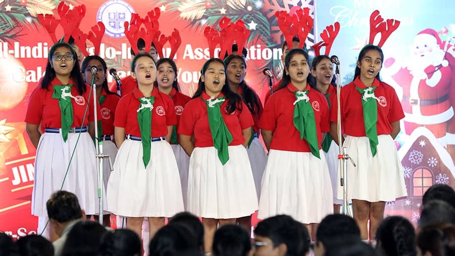 The contestants sang upbeat and mellow numbers alike, all donning their uniforms with Christmas-y accessories. ‘Frosty the Snowman’, ‘Santa Claus is Coming to Town’, ‘We Wish you a Merry Christmas’, ‘When a Child is Born’ and ‘Jingle Bell Rock’ brought the house down 