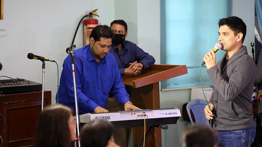 As the audience waited for the results, Shayne Hyrapiet sang ‘Bells Will Be Ringing’ with Dominic Saldanha, the winning school’s music teacher, on the keys
