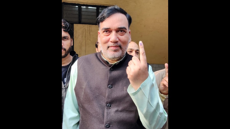 Delhi Environment Minister and AAP leader Gopal Rai shows his finger marked with indelible ink after casting his vote. 