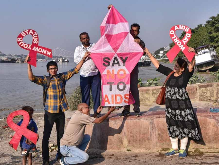 People pose with slogans and a ‘phanush’ at Bajekadamtala Ghat on November 30, Wednesday, to raise awareness about AIDS on the eve of World AIDS Day, which is observed on December 1 every year