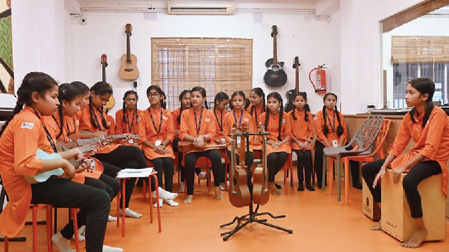 Students played different musical instruments and sang songs like Do-Re-Mi and Blowin’ In The Wind in the music room+