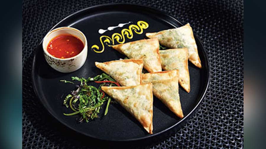 Spinach and Pinenut Sambusa: A Persian savoury delight filled with flavourful spinach, cheese and pine nuts, alongside a spicy Harissa dip. This might resemble the Indian samosa but it couldn’t be more different in terms of flavour!
