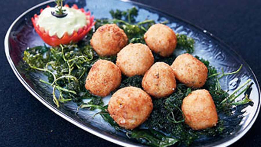 Corn and cheese ball: This appetiser has the goodness of cheese inside crispy fried corn balls. It is served with a minty green cocktail dip that complements the dish perfectly.