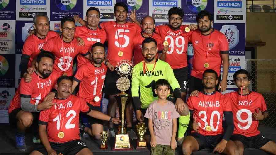 The winning team Calcutta Boys’ School Old Boys’ Association with the Alumnus Cup.