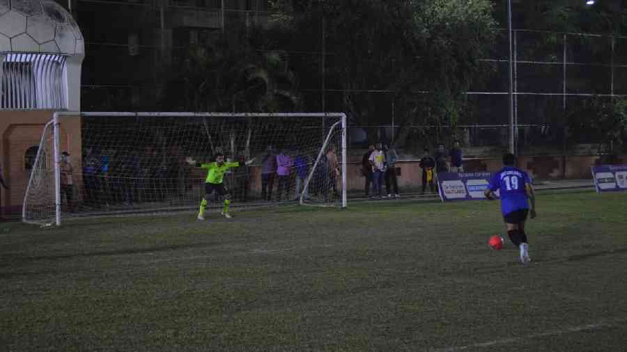 The tie-breaker in progress in the Calcutta Boys’ School Old Boys’ Association versus St. James’ School Alumni Association semi-final