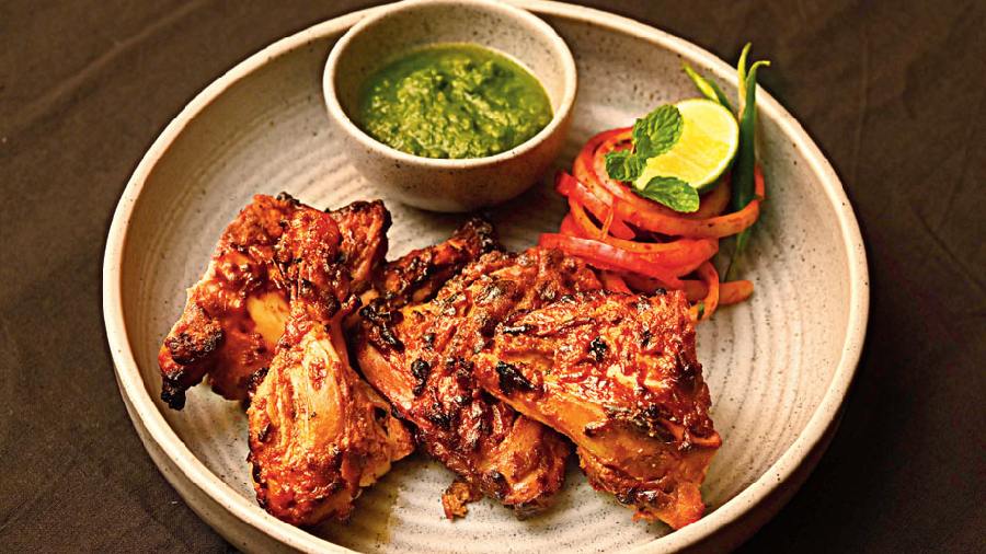 Bhatti da Murgh: This is a no- yoghurt tandoori dish and is on the slightly darker side. The mint chutney served along with it has our heart as it has raw mango, mint and garlic for the added kick, and is freshly pounded.