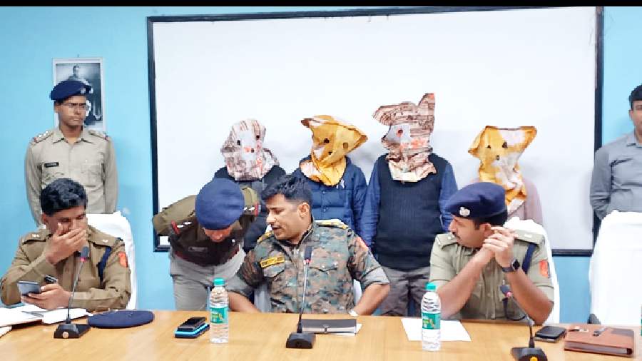 The police present four persons arrested with sandalwood at a news meet in Purulia on Thursday