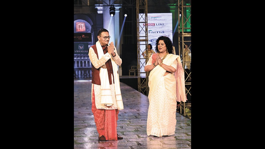 Netaji Subhas Chandra Bose’s grandnephew Chandra Kumar Bose walked the ramp with wife Uma Bose. Chandra Bose wore a Dhakai Jamdani kurta teamed with a linen bundi jacket and a linen shibori dhoti and wife Uma wore a handwoven Chanderi custom sari designed with threadwork and paired with a linen shibori blouse.