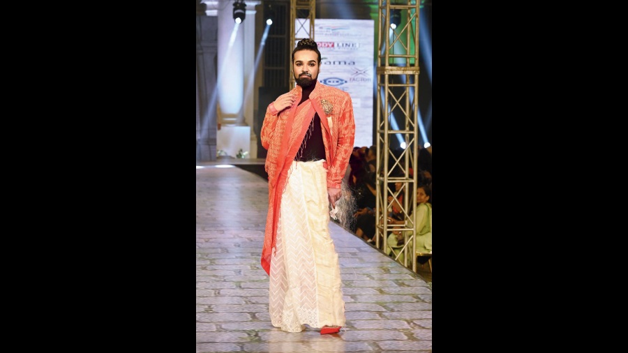 Pushpak Sen made a grand entry in a thread-embroidered handwoven Chanderi sari, teamed with a handwoven linen shibori bomber jacket.