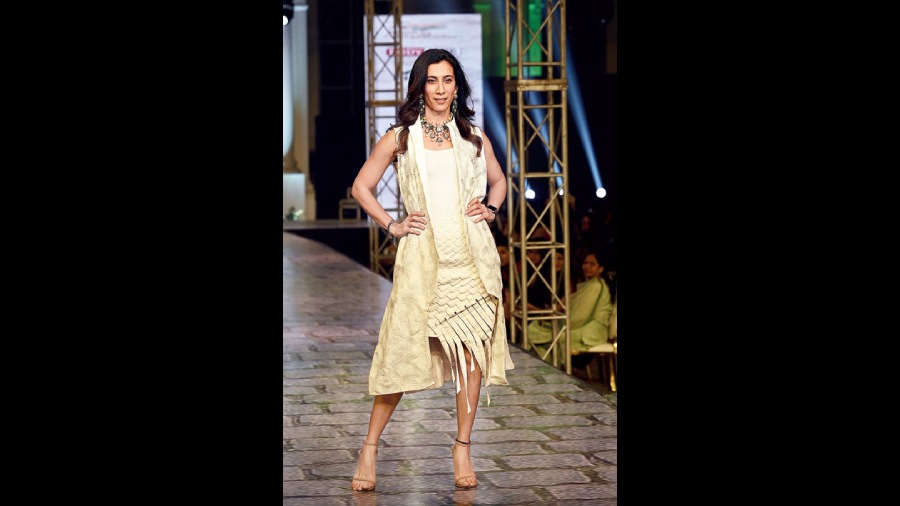 Sanaya Mehta Vyas, director of Selvel One Group and vice president of Rugby India, received a cheerful round of applause from the guests while walking the ramp in a thread-embroidered long open jacket, paired with a panelled woven cotton skirt.