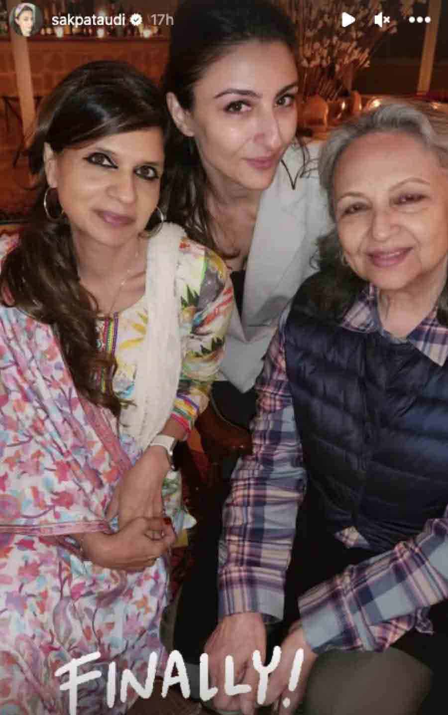 Soha posed pretty with mother Sharmila and sister Saba during the birthday celebration.