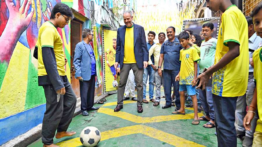 Brazil ambassador Andre Aranha Correa do Lago with Uttar Kolkata Dishari Club members in Fakir Chakrabarty Lane in north Kolkata last week