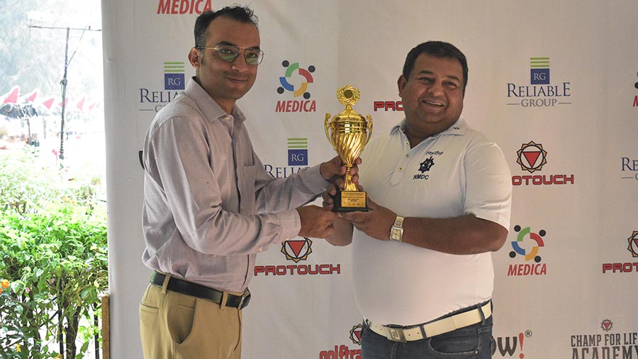 Abhishek Mitra (right) collects his trophy from Gaurav Bajaj