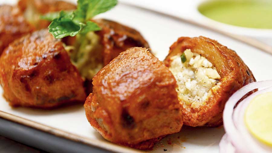 Bharwan Tandoori Aloo: Everyone loves Tandoori potatoes. It has khoya and nuts on the inside and scraped potatoes are also used in the filling. The char on the potatoes is on point, and you won’t stop at just one.