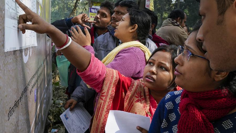  Candidates try to find out their room number according their roll no before appearing in West Bengal TET (Teacher Eligibility Test), 2022 examination, in East Burdwan district, Sunday, December 11, 2022.
