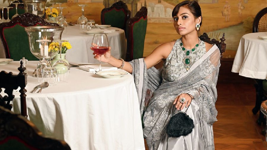 Shrimoyee looked splendid in this gorgeous Dev R Nil sari, just right for that evening soiree. Antique-finish bangles + cocktail ring with emerald cabochon + studs with emerald and big South sea pearls + necklace set in vintage style with polki, diamonds, Russian emeralds and South sea pearls, added just the right amount of allure to the look. “When I come to Kolkata, I love wearing a sari. The city’s style is my style. Soft and elegant. Bombay is glam and Delhi is ultra-glam, but Kolkata has a sophisticated charm. I love how Bengali women turn up in their handloom saris. It’s never trying to make a point in terms of money, which is what I like,” said Shrimoyee