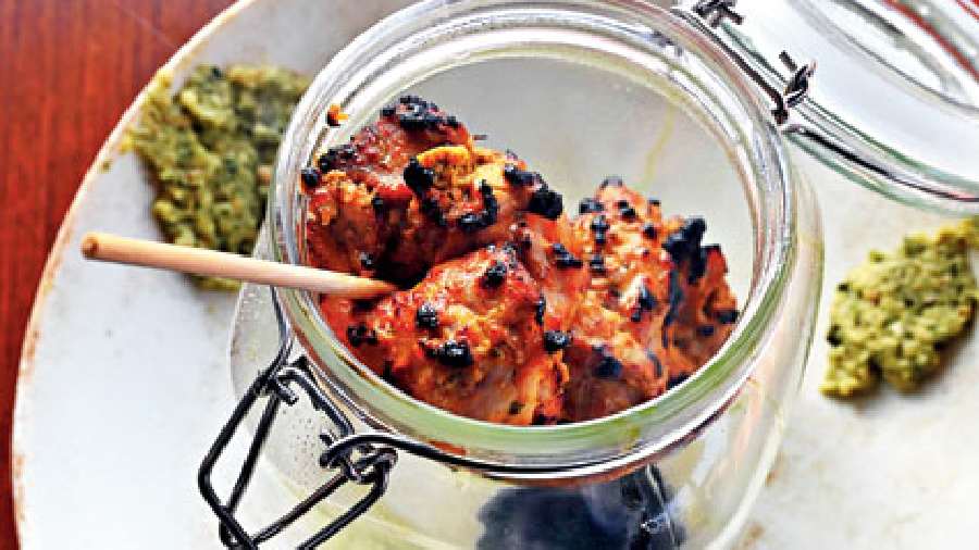 Bottle Chicken Tikka: This insanely addictive starter has live drama on your table. The smoky and spicy juicy chicken are to be savoured with a mango salsa