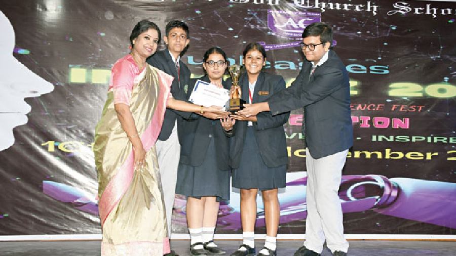 Students of Mansur Habibullah Memorial School, who were declared champions of Innowiz 2022, with the winner’s trophy and certificate