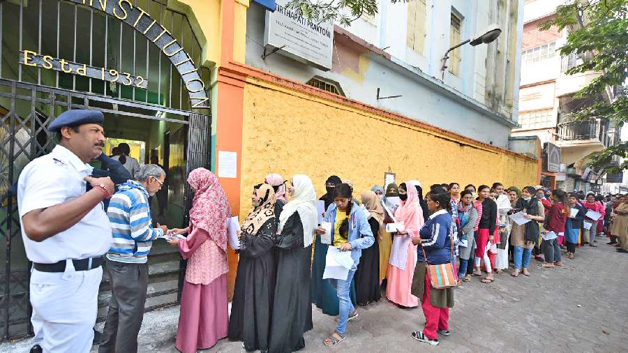 A queue of TET candidates at the gate of Tirthapati Institution on Rashbehari Avenue on Sunday