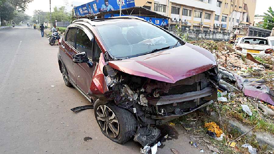 Six injured in two accidents at Chingrighata and Entally