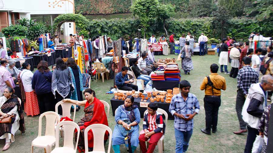 The Crafts Council of West Bengal, Artisana, hosted a two-day Crafts Carnival on December 10 and 11, 2022, at Daga Nikunj. Around 20 stalls were set up for the exhibition-cum-sale where local artisans showcased their works. From Terracotta to Patachitra and Dokra all were on display 