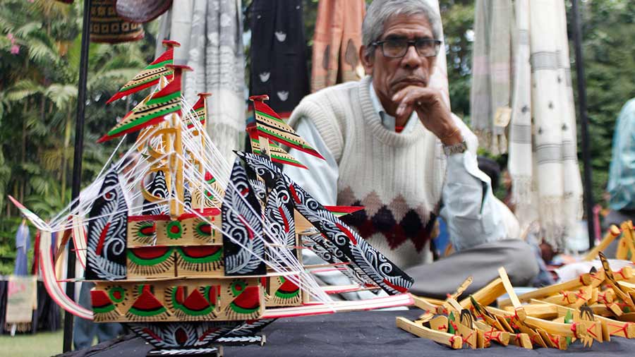 Sunil Das has been making palm leaf crafts and sepoys for over 30 years. The resident of Bansdroni said, “On an average, it takes about 30 minutes to make each of these.” 