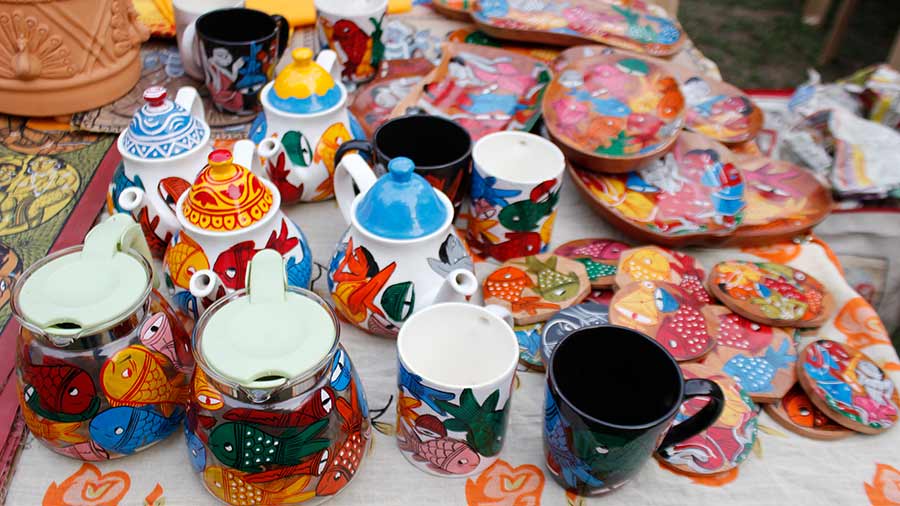 From the traditional “pots” to the more contemporary coasters, mats, plates, mugs; all were colourfully hand-painted in the Patachitra style by Jamela Chitrakar and her daughter. “I have hand- made all the products on display. I have been painting since I was 10. It takes around a month to make a “pot”; keeping in mind household chores, it can easily take around two months.’’ 