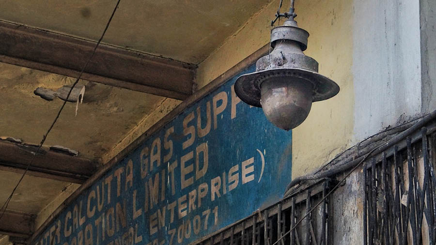 The footpath in front of Queens Mansion still has one of the gas lamps that once lit up ‘Calcutta’