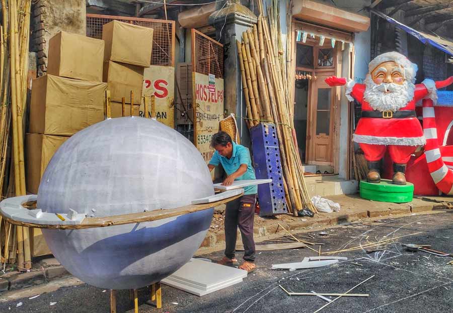 It's beginning to look like Christmas in the city! Artists at Dom para prepare props for the festive season 