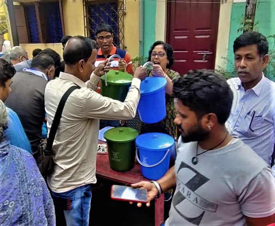 Door-to-door distribution of garbage bins for the segregation of biodegradable & non-biodegradable waste was conducted on Tuesday as well by the Kolkata Municipal Corporation. The initiative has begun in the city since December 1. Green (for biodegradable waste) and blue (for non-biodegradable waste) dustbins are being distributed to each household. Large apartment blocks and housing societies are being given larger bins