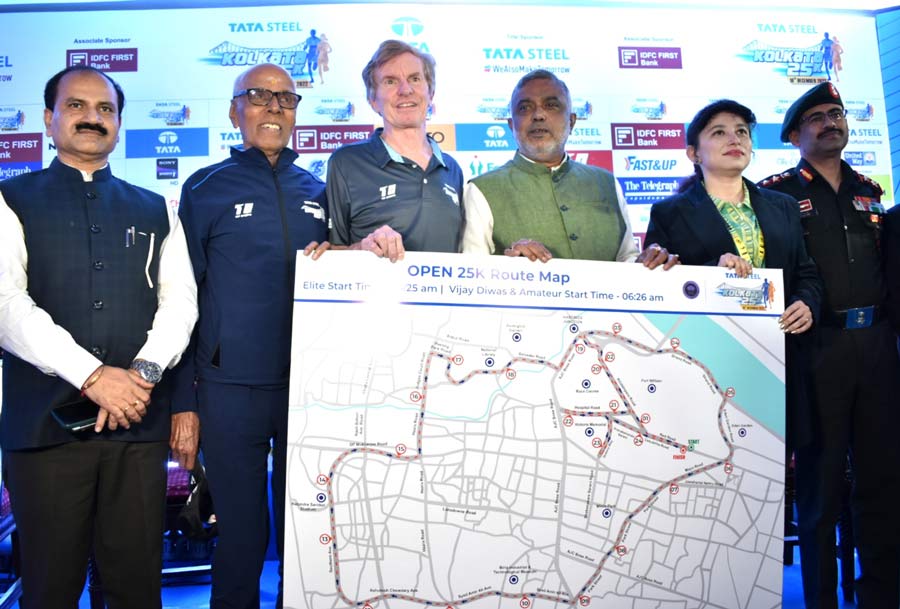 Hugh Jones (third from left), race director, Debasish Kumar, member, mayor-on-council, Parks & Gardens, Sports, Advertisement, Parking & Hawker's Rehabilitation Schemes and other dignitaries present the route map for the 2022 Tata Steel Kolkata 25K marathon in the city on Sunday. The marathon has announced a stellar line-up of Indian and international athletes who will be participating in the event