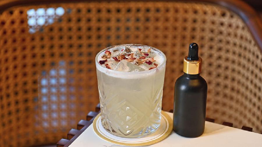 Indian spiced G&T: Gin, Indian spiced tincture and a splash of tonic creates this woody and mildly spiced drink. The rose petals as garnish add a dash of freshness to the drink.