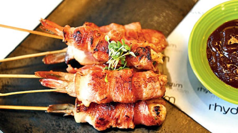 Bacon Wrapped Chilli Prawn: Spiced prawn is wrapped in crispy bacon, and served with a chipotle barbeque sauce. A non-vegetarian’s happy plate, we say.