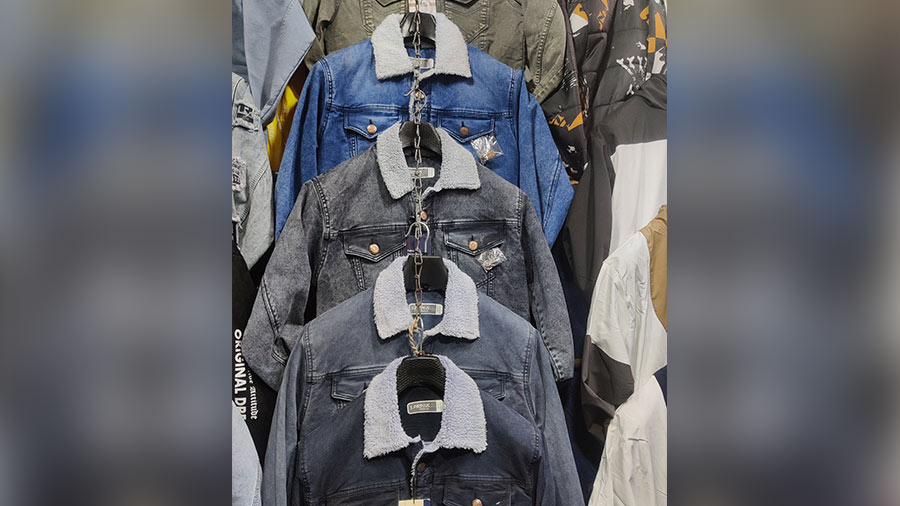 While most layering choices appeal to people with specific fashion aesthetics, denim is versatile and can be paired with almost everything. These faux-fur collar jackets are available in every shade of denim, and at a friendly pre-bargain price of Rs 1050