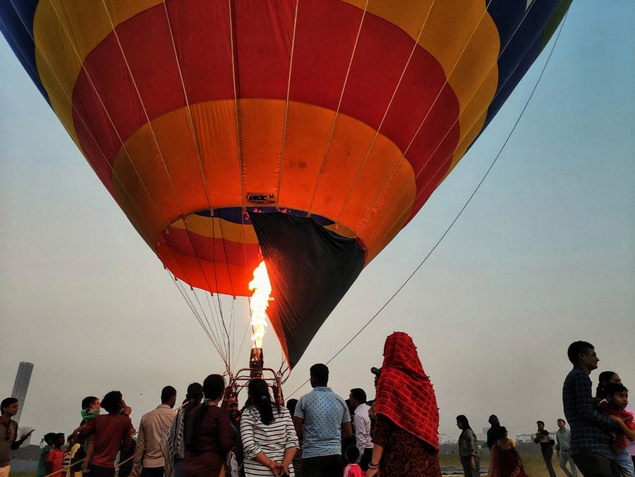 People gather around a hot air balloon getting ready for flight as part of Vijay Diwas celebration at Race Course on Thursday. Vijay Diwas is celebrated on December 16 every year to mark India's victory over Pakistan in 1971 Indo-Pak war