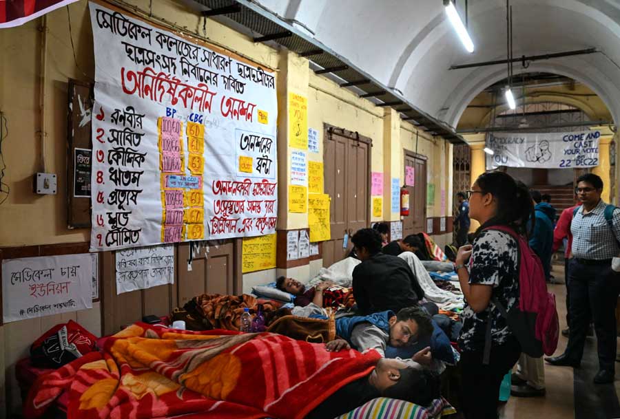 Students of Calcutta Medical College and Hospital continue their hunger strike on Thursday. The pupils began their protest on December 8 demanding prompt students’ council election which hasn’t taken place for the last three years