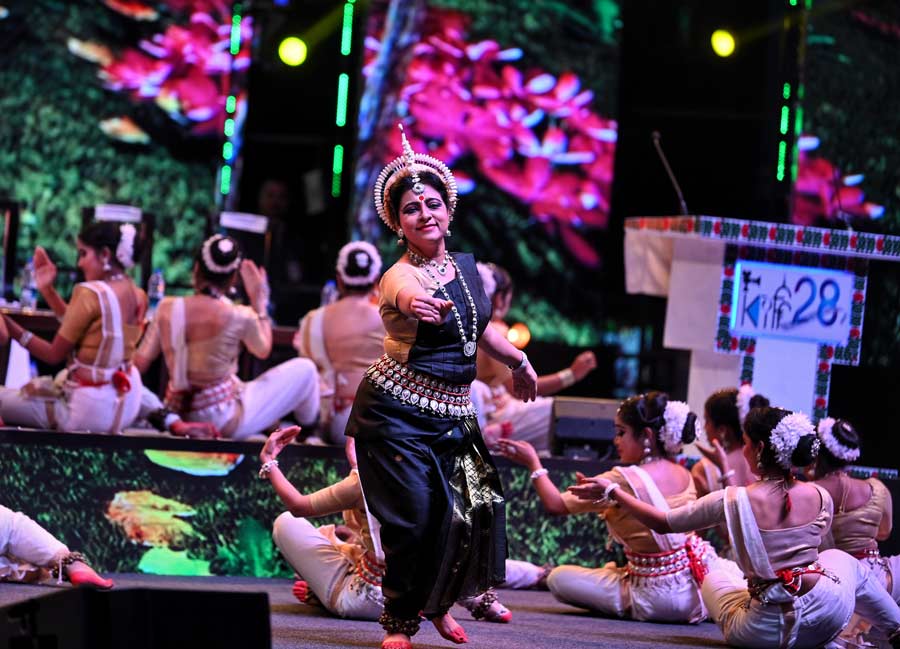 Danseuse Dona Ganguly presents a captivating Odissi performance at the event. Seven films, including Soumitra Chatterjee's ‘Koni’; ‘MS Dhoni: The Untold Story’; '’83'; will be screened to celebrate youth and spirit in the society and promote sports