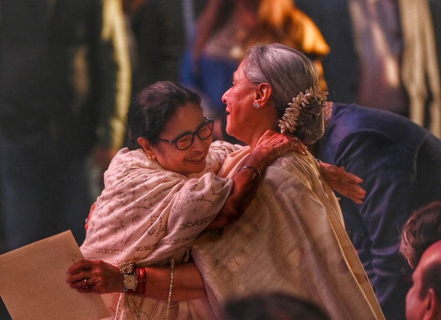 West Bengal chief minister, Mamata Banerjee, gives a hearty welcome to Jaya Bachchan
