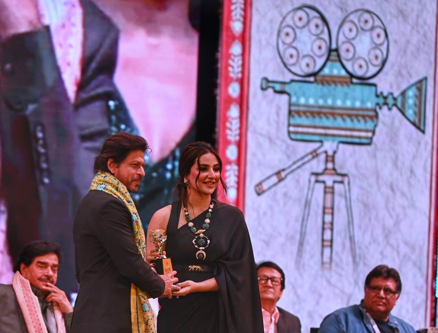 King Khan receives a memento from actor Subhashree Ganguly