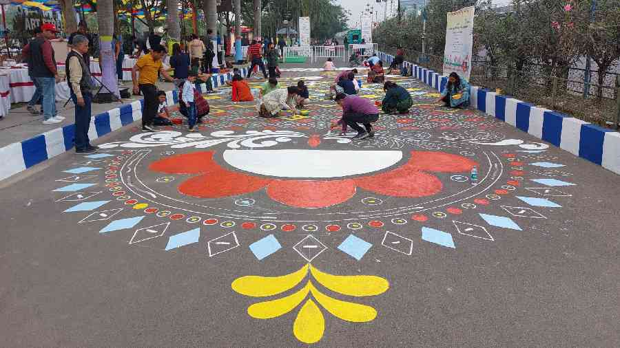 The service road leading from Eco Park Gate no. 1 to Gate no. 2 being painted by volunteers