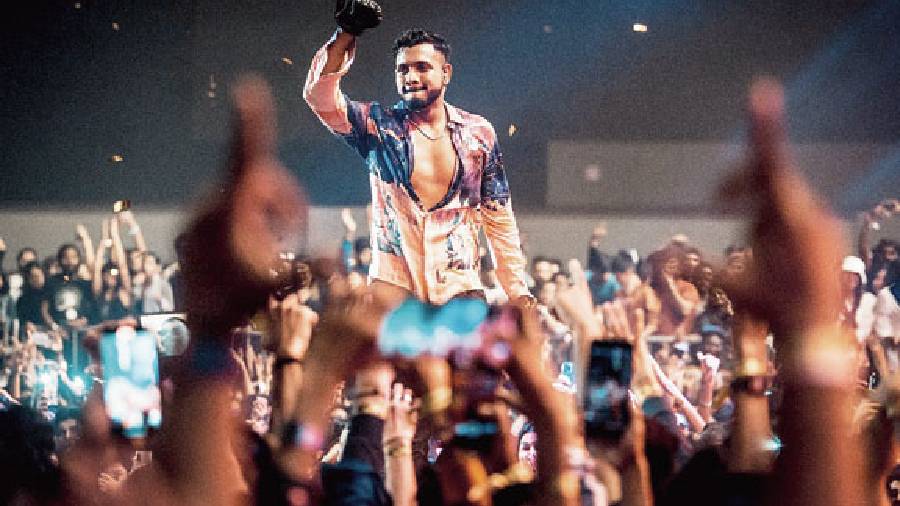 KING, aka King Rocco, who reached the finals of MTV Hustle 2019, has stretched his discography to an impressive extent and has an incredible fan base across India. With Tu aake dekhle, KING, who’s all about energy and vibe, made the arena croon in unison