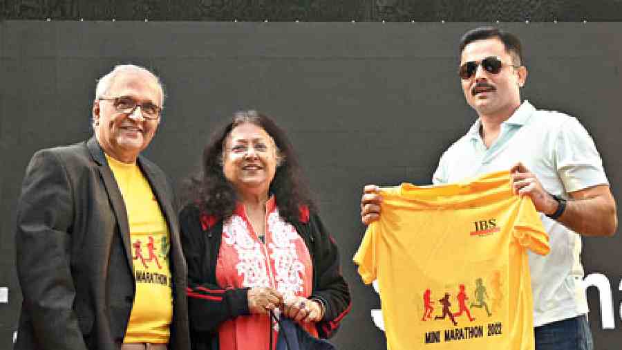 Ajay Pathak and Durga Sinha with the guest of honour, Gaurav Sharma, commissioner of the Bidhannagar City Police.