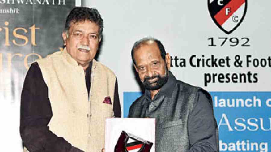 CC&FC president Deepankar Nandi felicitated Gundappa Viswanath. “We are delighted that this cricketing legend’s autobiography was launched at the second oldest cricket club in the world. He played in an era when Test match cricket attracted a full house at the Eden Gardens and other venues and everyone was a fan of his,” said Nandi.