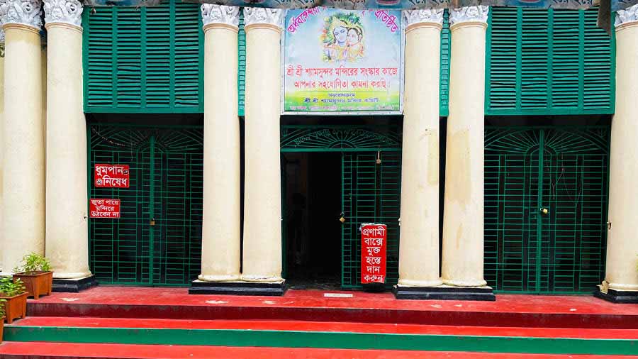 The Shyam Sundar temple often benefits from the fame accruing to Natore because of the ‘Banalata Sen’ poem